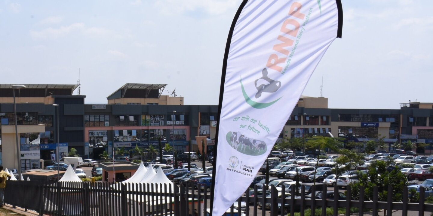 Em Y Hoqk WEA Yjogx jpg large